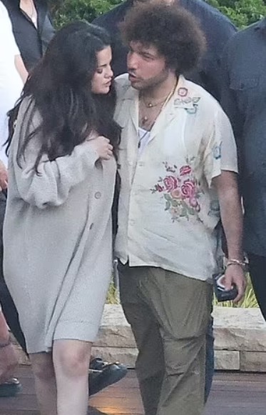 Selena Gomez spots sharing a kiss with boyfriend Benny Blanco during their date 5