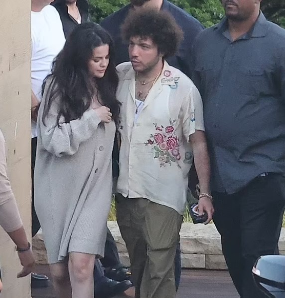 Selena Gomez spots sharing a kiss with boyfriend Benny Blanco during their date 4