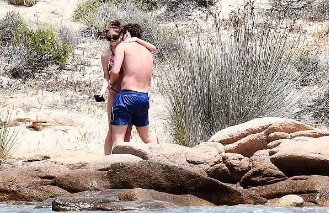 Leni and boyfriend Aris Rachevsky shared affectionate moments by the water's edge. Image Credits: @Cobra team - Frezza Lafata/Backgrid.