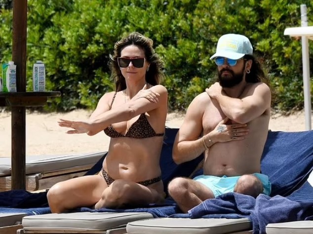 On June 18, Supermodel Heidi Klum comfortably showed off her figure, lying with her young husband sunbathing on the beach in Sardinia. Image Credits: @Cobra team - Frezza Lafata/Backgird.