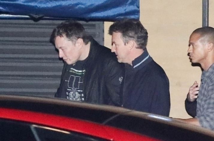Elon Musk accidentally destroys traffic bollard with his Tesla Cybertruck 4