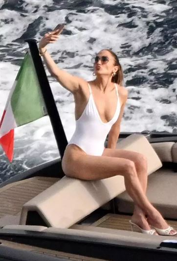 Jennifer Lopez spotted on solo trip without Ben Affleck amid divorce rumors 1