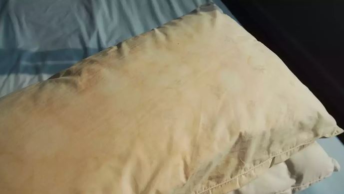 Yellowed pillows sparks debate, but why so many people love their old pillows 4