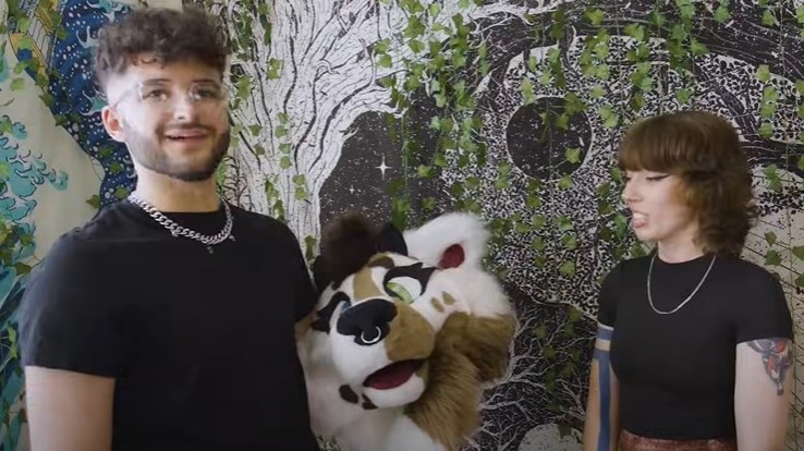  Man loses friends after sharing relationship with a furry 4