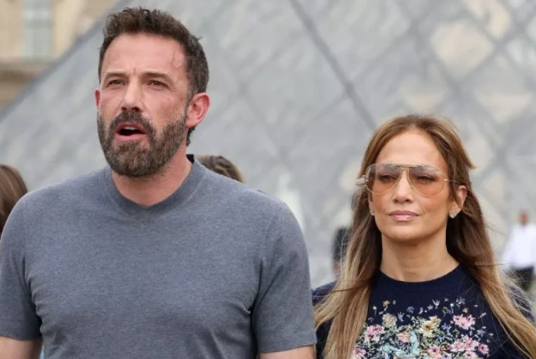 Jennifer Lopez spotted flying economy after cancelling tour amid divorce rumors with Ben Affleck 6