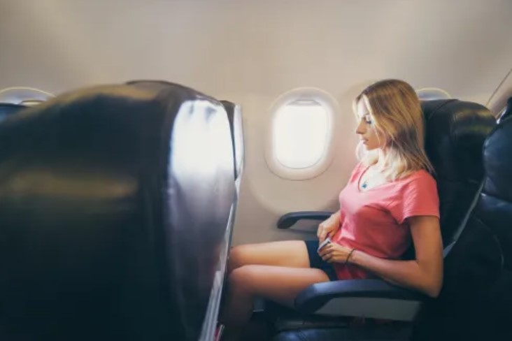 Flight attendant explains why you should never never wear a t-shirt on a plane 2