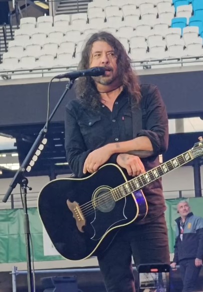 Foo Fighters guitarist Pat Smear spotted at Taylor Swift concert amid Dave Grohl controversy 3