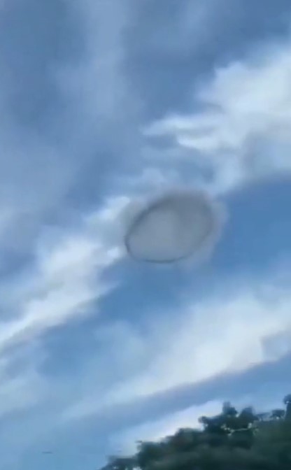 People baffled after spotting mysterious 'ring-shaped UFO' in broad daylight  4