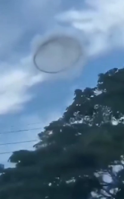 People baffled after spotting mysterious 'ring-shaped UFO' in broad daylight  2