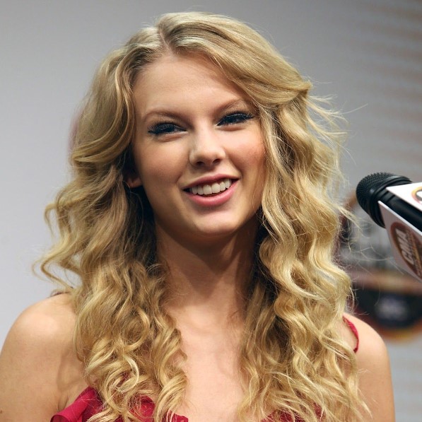 Taylor Swift lookalike breaks slience amidst time traveler rumors 3