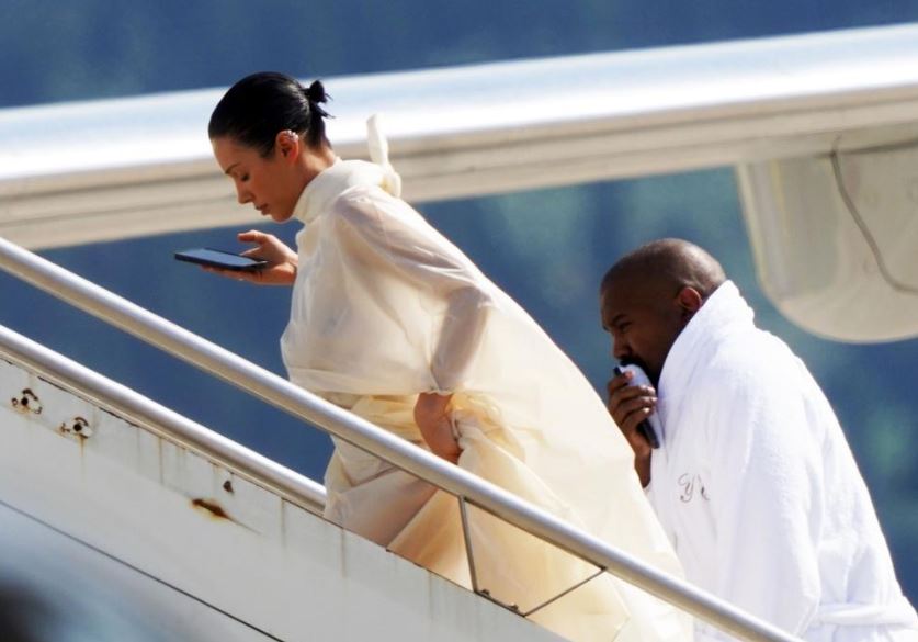 Kanye West and Bianca Censori spots flying economy after billionaire status loss 4