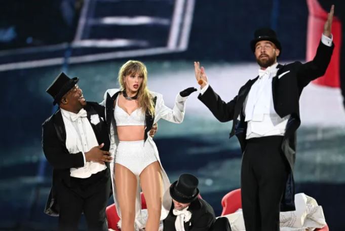 Lip reader reveals what Travis Kelce said to Taylor Swift during Eras Tour collaboration at Wembley? 2