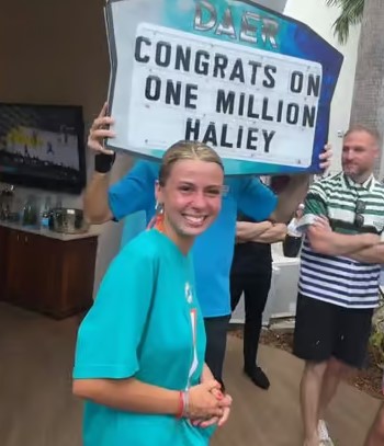 Haliey Welch received a hero's welcome at a Florida beach club.  Image Credits: Instagram/@daersouthfl