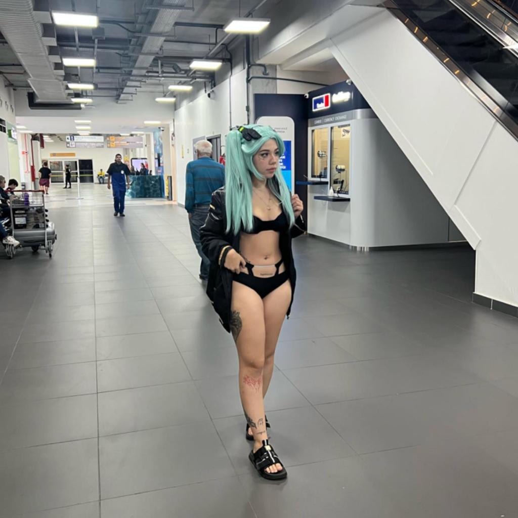 A woman was banned from an airplane because her outfit was too revealing 1