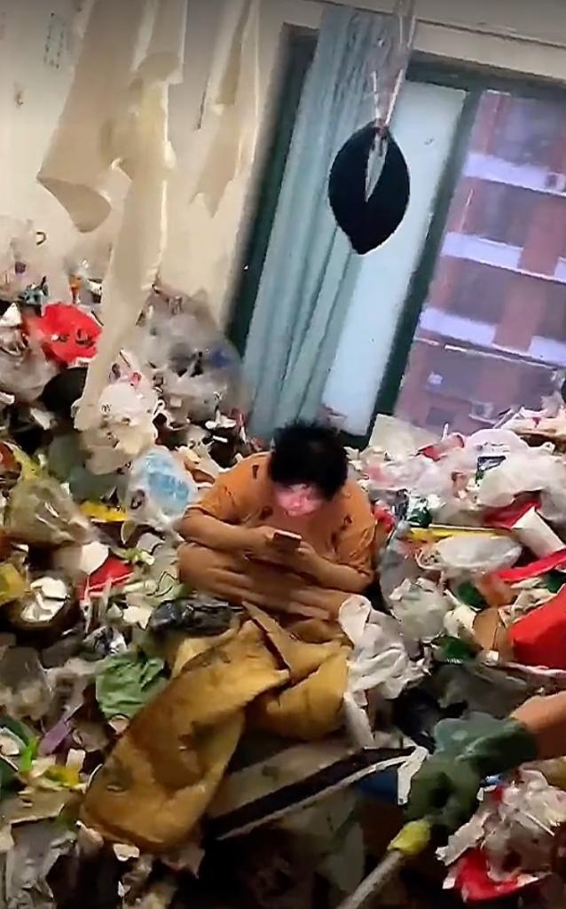 Landlord's goosebumps as year-long hoarding turns property into dumping ground 2