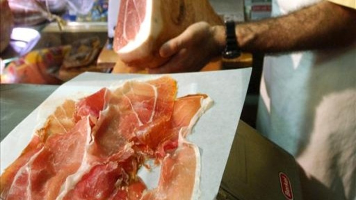Woman slipped on a piece of ham, seeks $50,000 in compensation 1