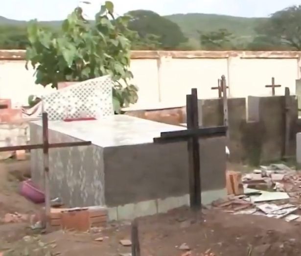 Woman desperately attempts to escape grave after being buried alive for 11 days 2